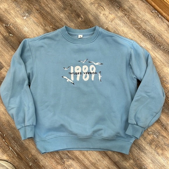 Blue Women's Crewneck Sweatshirt Size M Embroidered 1989 Taylor's Version - Picture 11 of 12